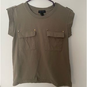 Olive green shirt with two breast pockets, gold details